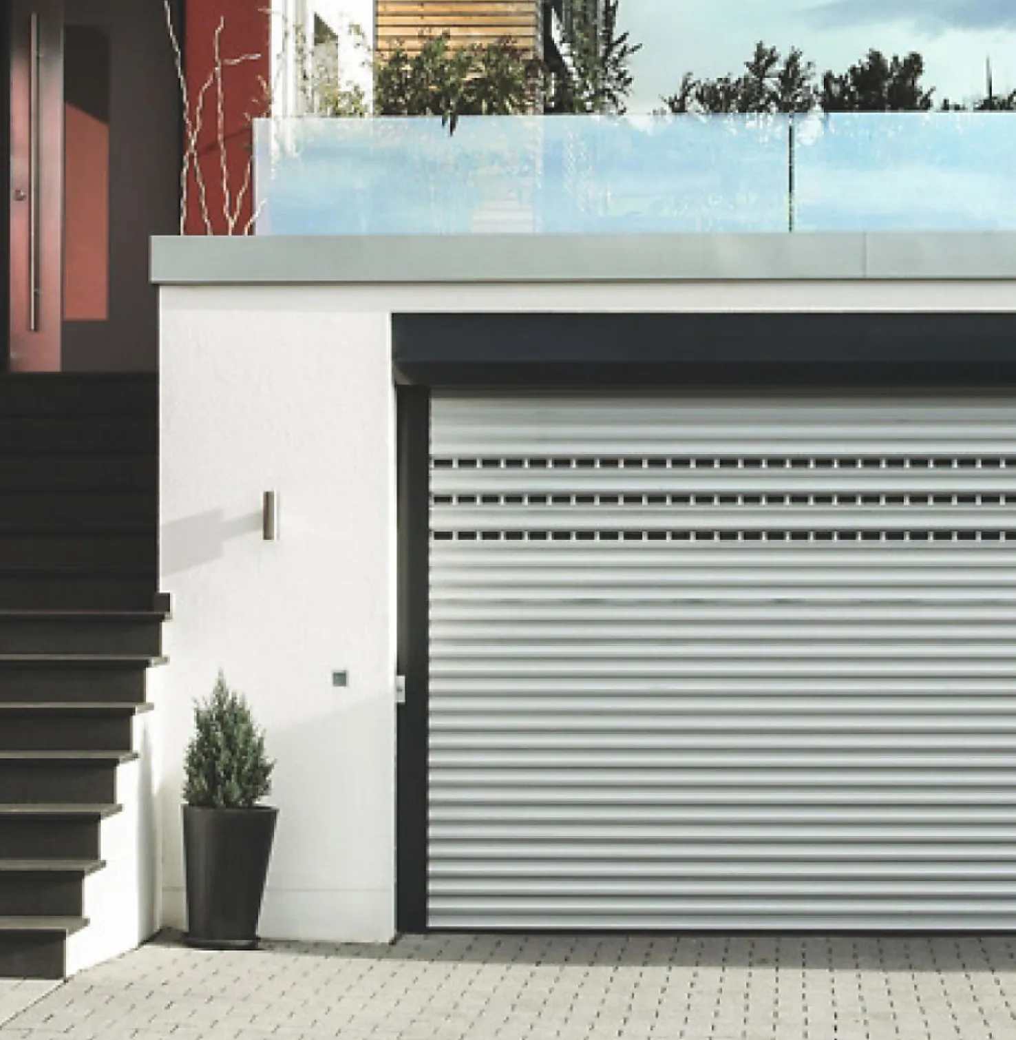 Huisingang met trap, deel van een garage met dakterras