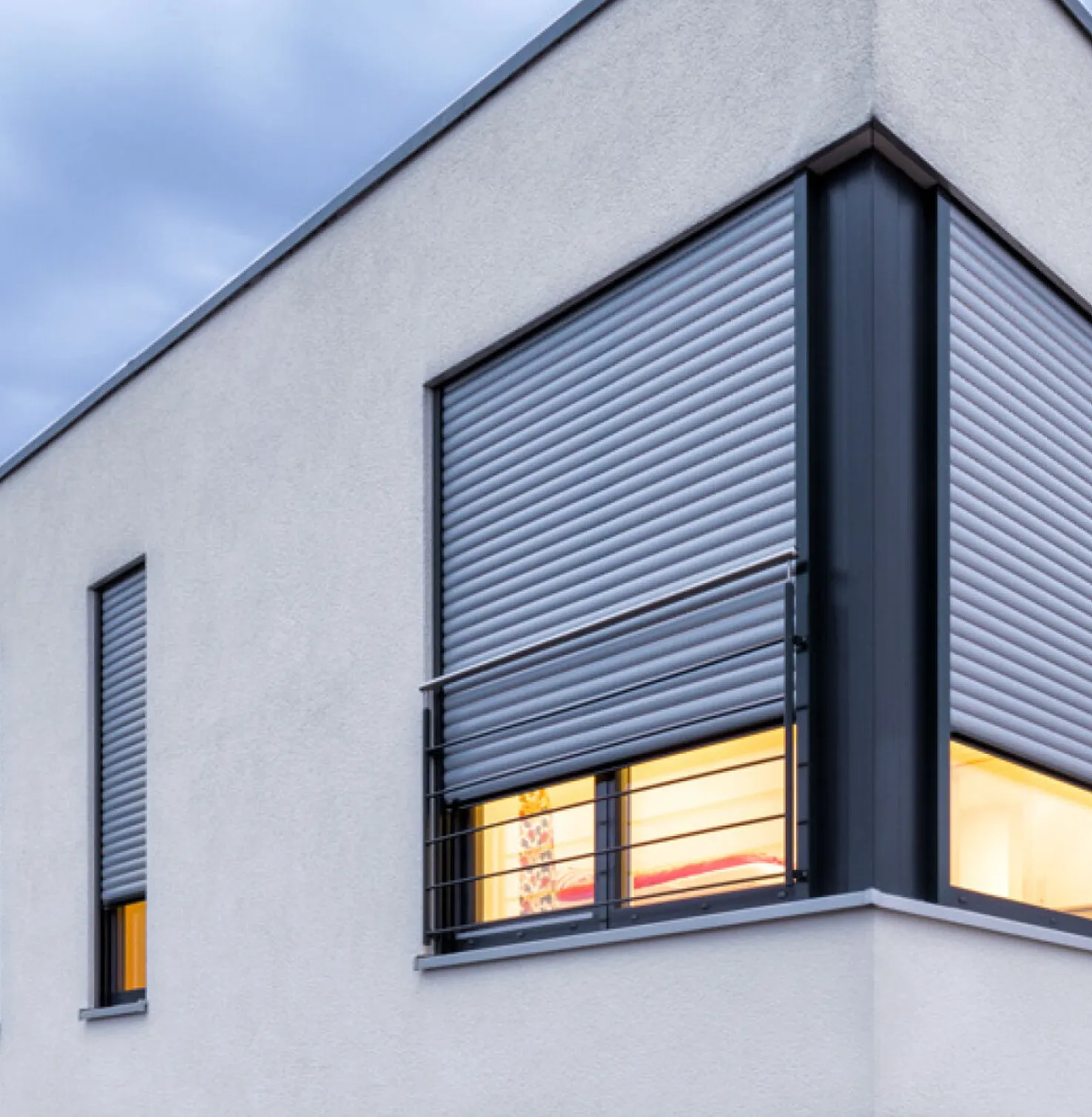 Eengezinswoning Detailweergave van raam met driekwart gesloten Rolluiken