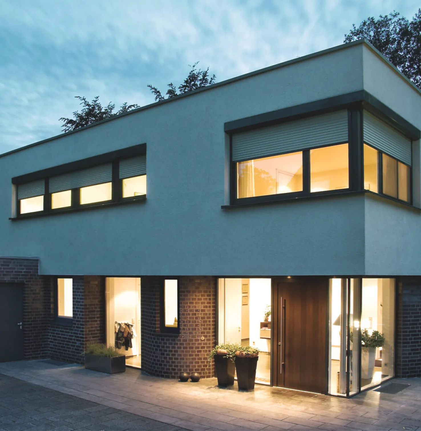 Eengezinswoning Detailweergave van raam met driekwart gesloten Rolluiken