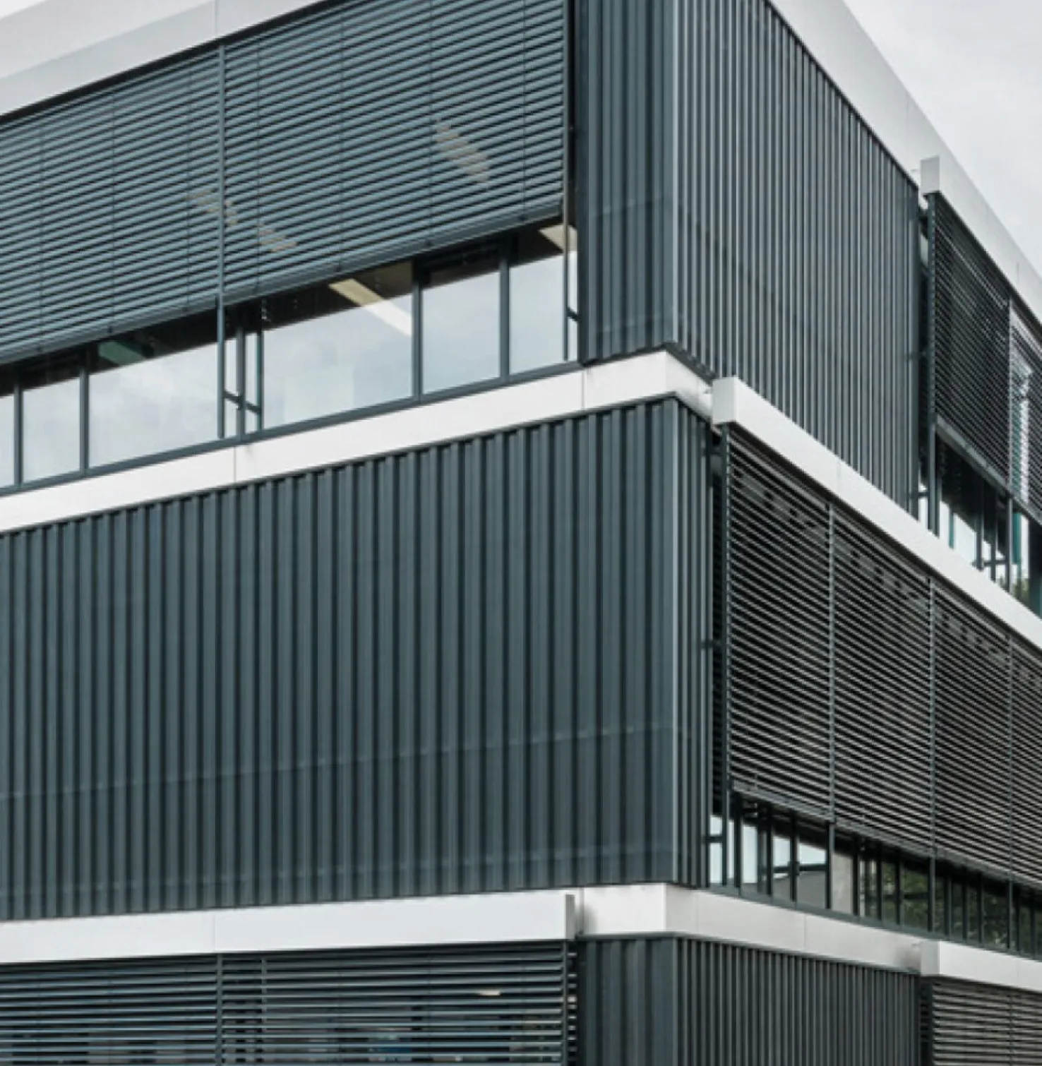 Modern kantoorgebouw overdag met Gevel-buitenjaloezieën