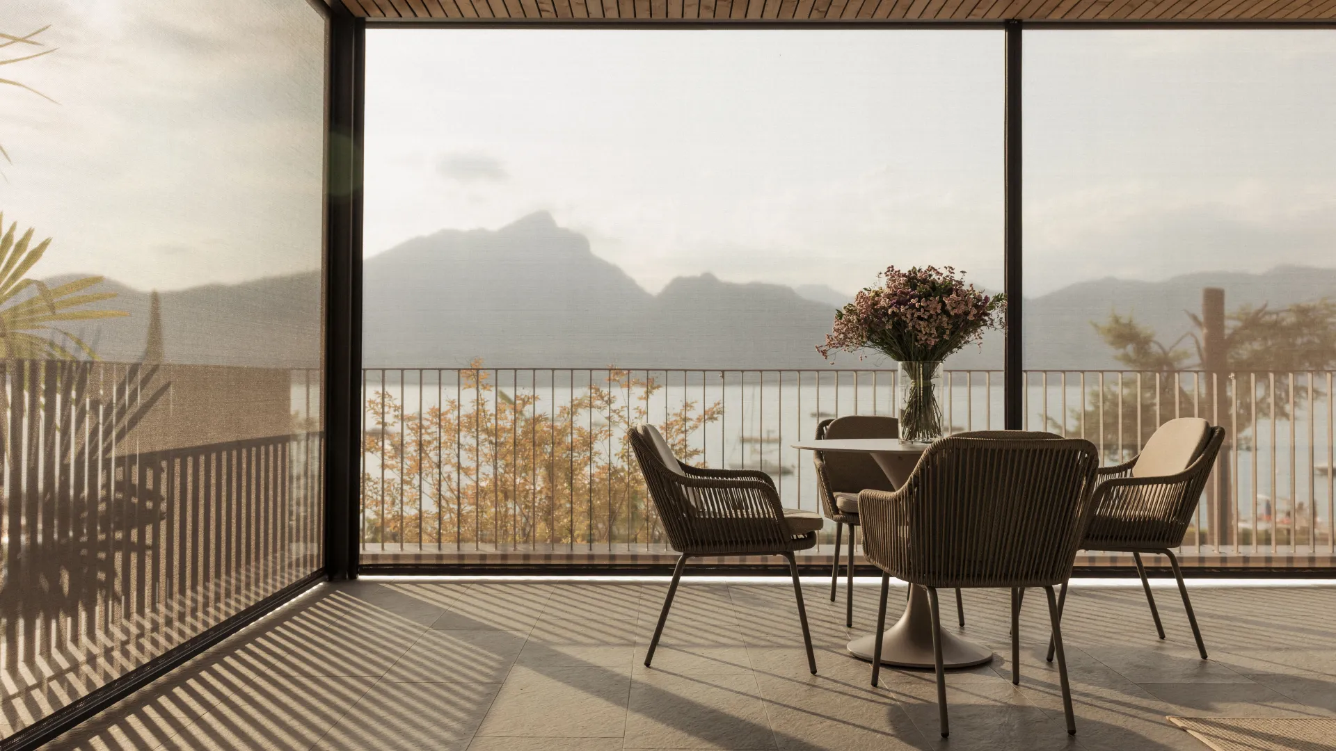 Terras met screens van ROMA - windstabiele verticale zonwering op maat zipScreen.2