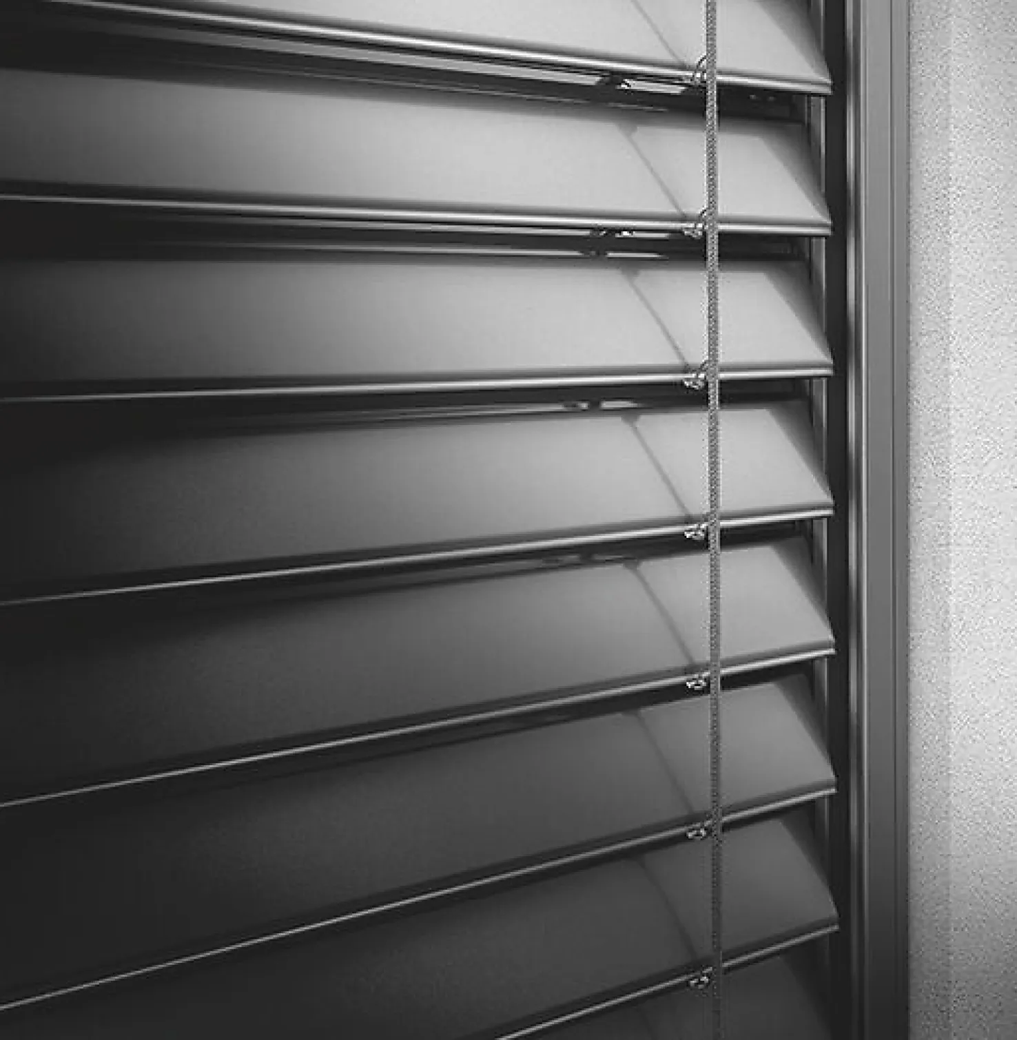 Close-up van niet volledig gesloten CDL externe jaloezielamellen van ROMA